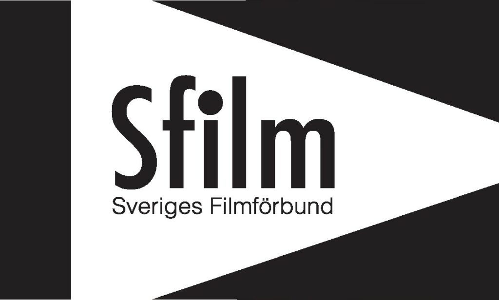 Sveriges filmförbuynds logotyp i svart.

En flagge med en "Play" triangel i mitten och namnet på förbundet inuti triangeln.