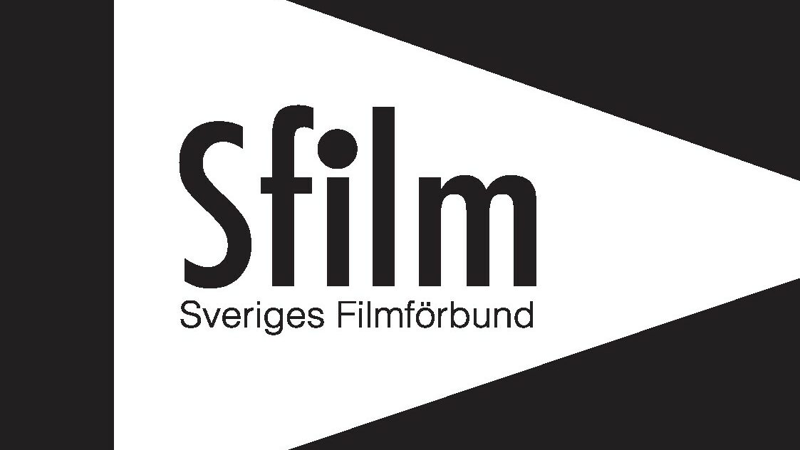 Sveriges filmförbunds logotyp i svart.

En flagge med en "Play" triangel i mitten och namnet på förbundet inuti triangeln.
